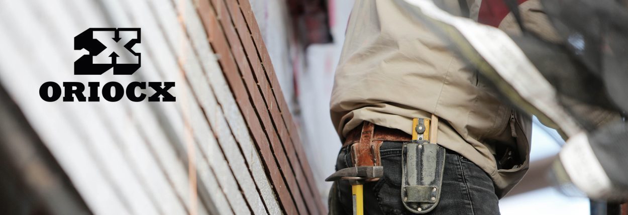 Trabajador de la construcción usando zapatillas y botas de seguridad Oriocx con puntera